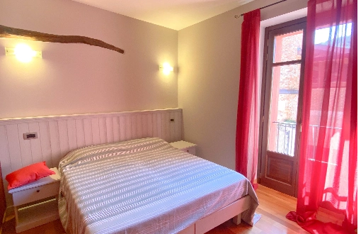 foto principale della camera Camelia con un letto matrimoniale e due comodini