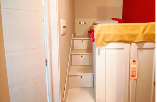 foto che mostra la scaletta della camera Camelia per arrivare al letto a soppalco