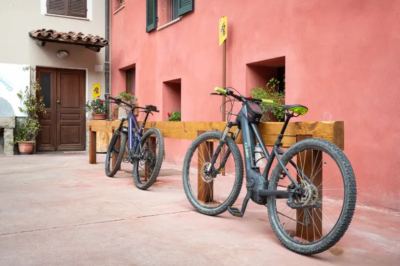 foto esterna dell'entrata del bed & breakfast con area di parcheggio per le biciclette