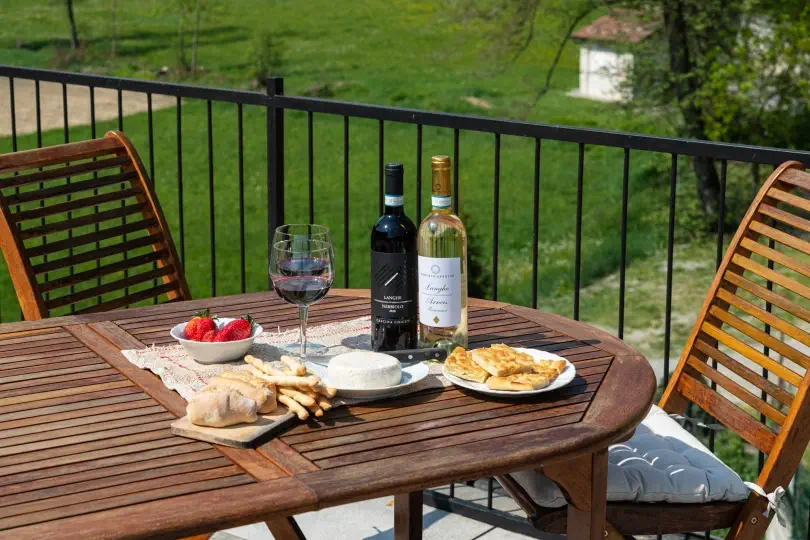foto rappresentativa di un'aperitivo sulla terrazza